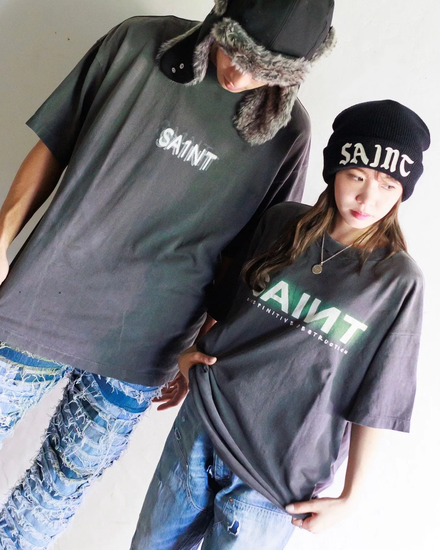 SAINT Mxxxxxx SEVEN DEADLY SS TEE/BLK Phantom SAINT Seven Deadly Sins Printed TEE Washed Black S-XL Look for cylindrical fabrics with no side seams. Don’t buy open width fabrics anymore. It’s boring. Assute garments are dyed. The whole piece is sprayed with Ma Liu. Then spray the heavy parts to fade. The collar and cuffs are frayed. Many hangings are frayed. Accessories are complete. Customized original consistent main mark/wash mark/little angel anti-counterfeiting mark.